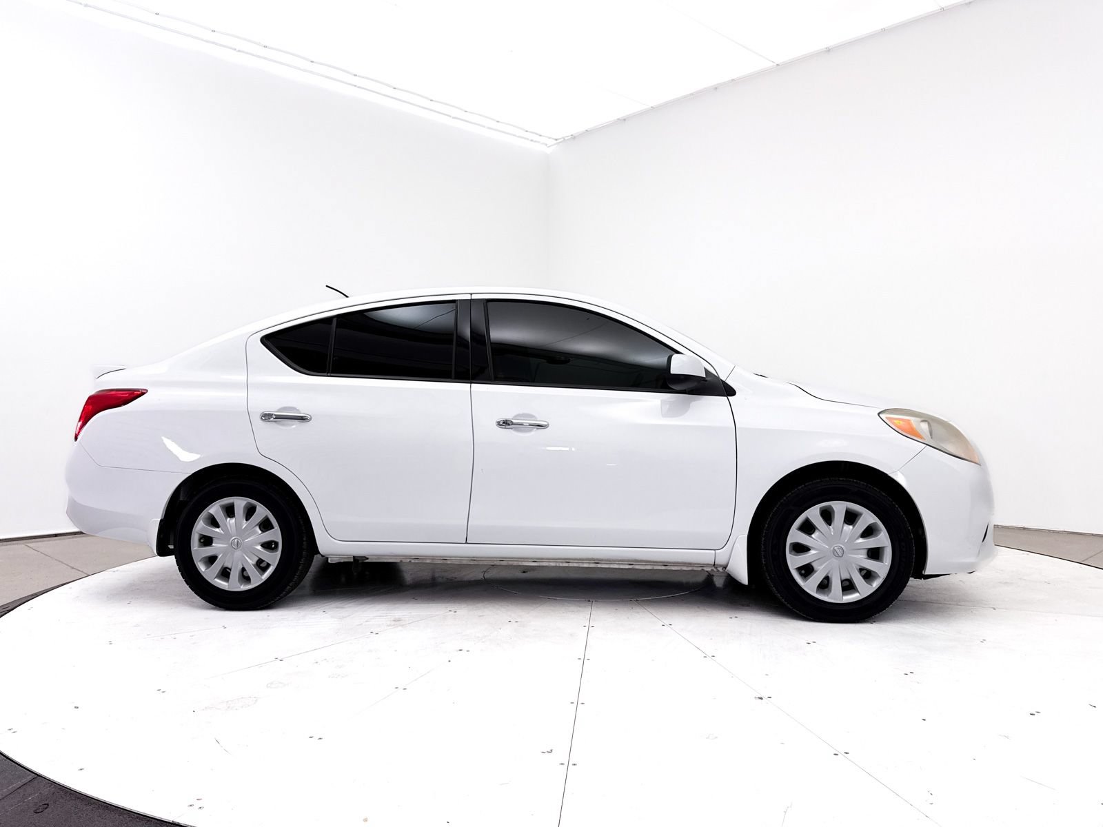 Used 2014 Nissan Versa SV FWD image 29
