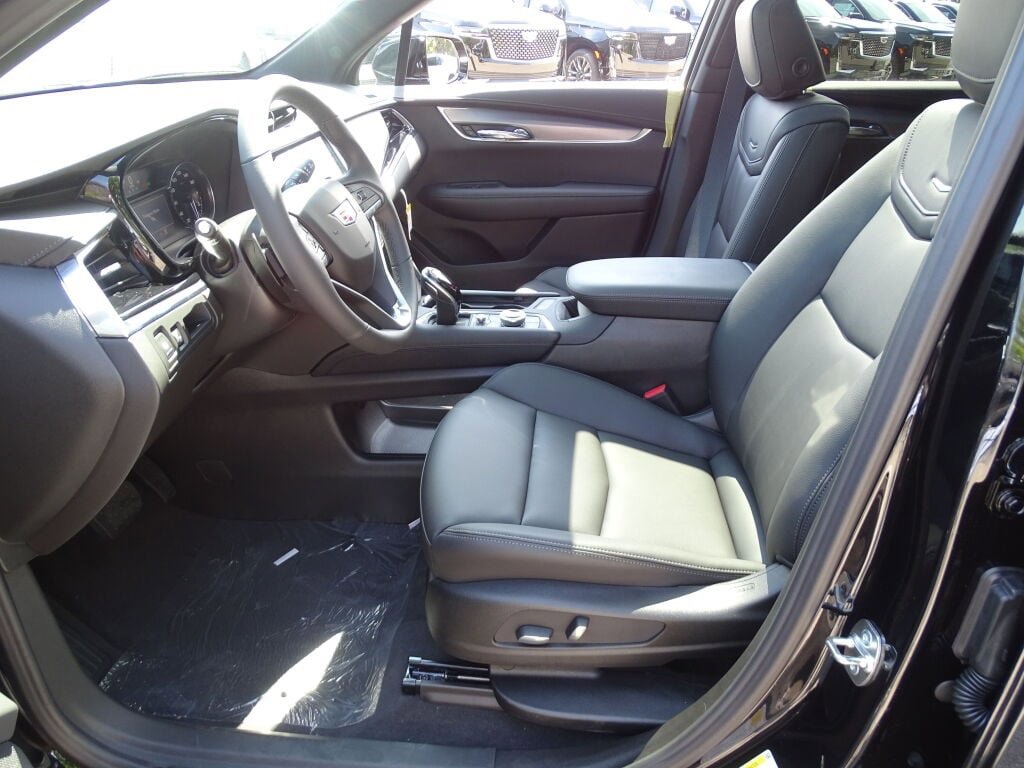New 2025 Cadillac XT6 Luxury image 33
