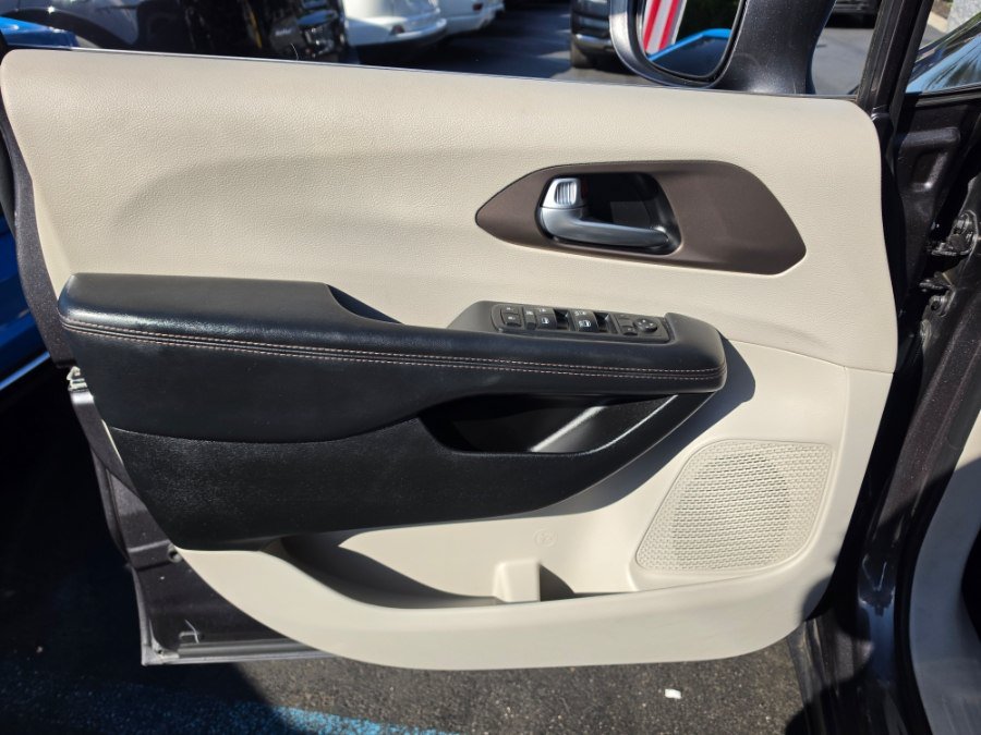 Used 2017 Chrysler Pacifica Touring-L FWD image 26