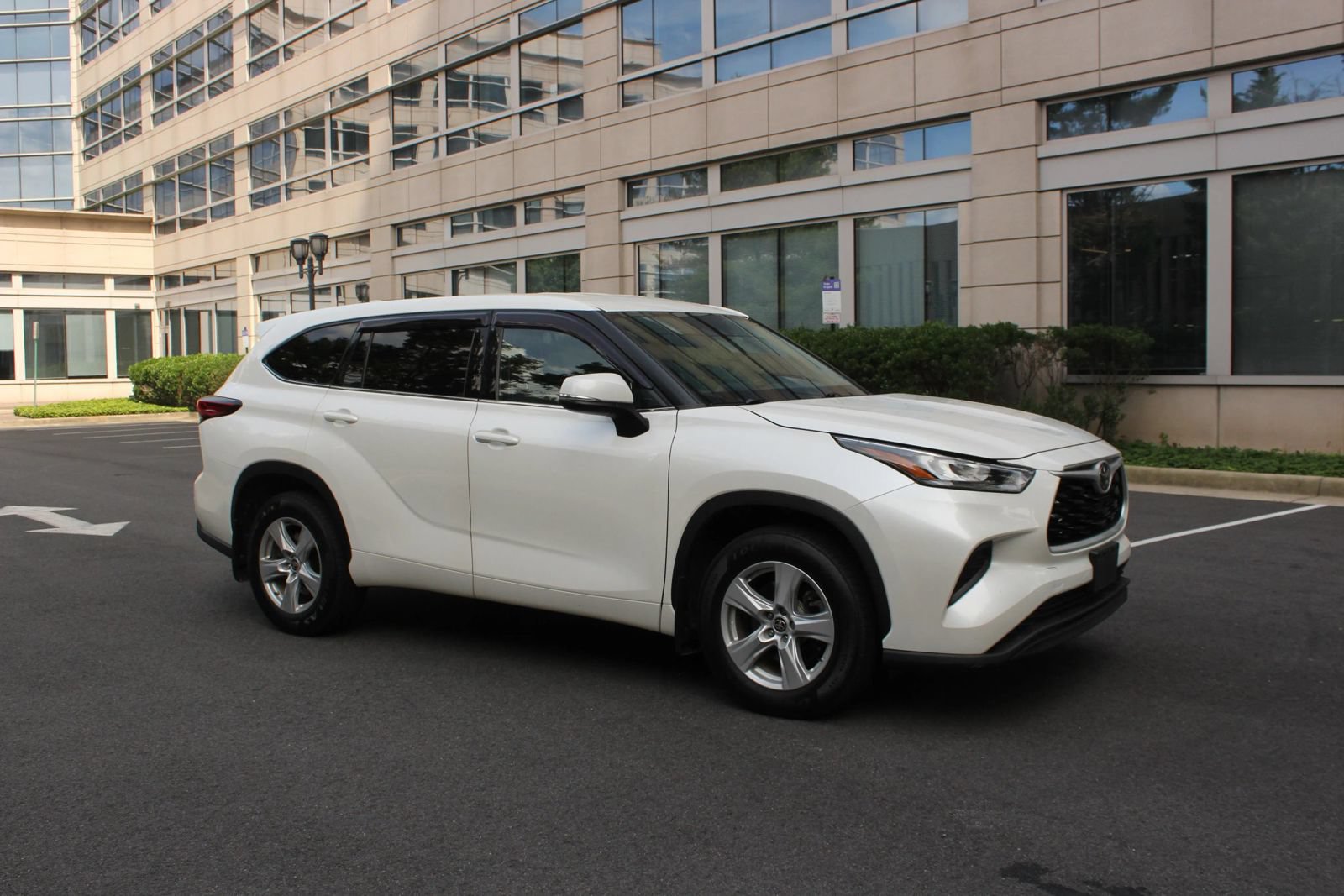 Used 2020 Toyota Highlander L AWD/4WD image 2