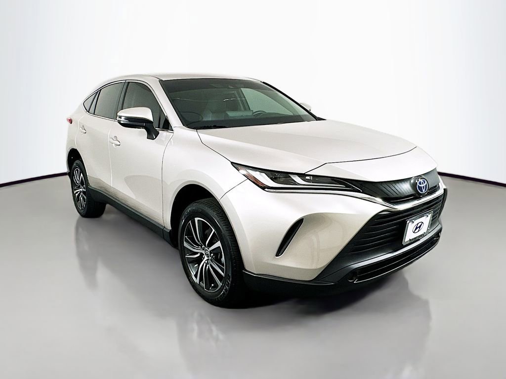 Used 2023 Toyota Venza LE video 3