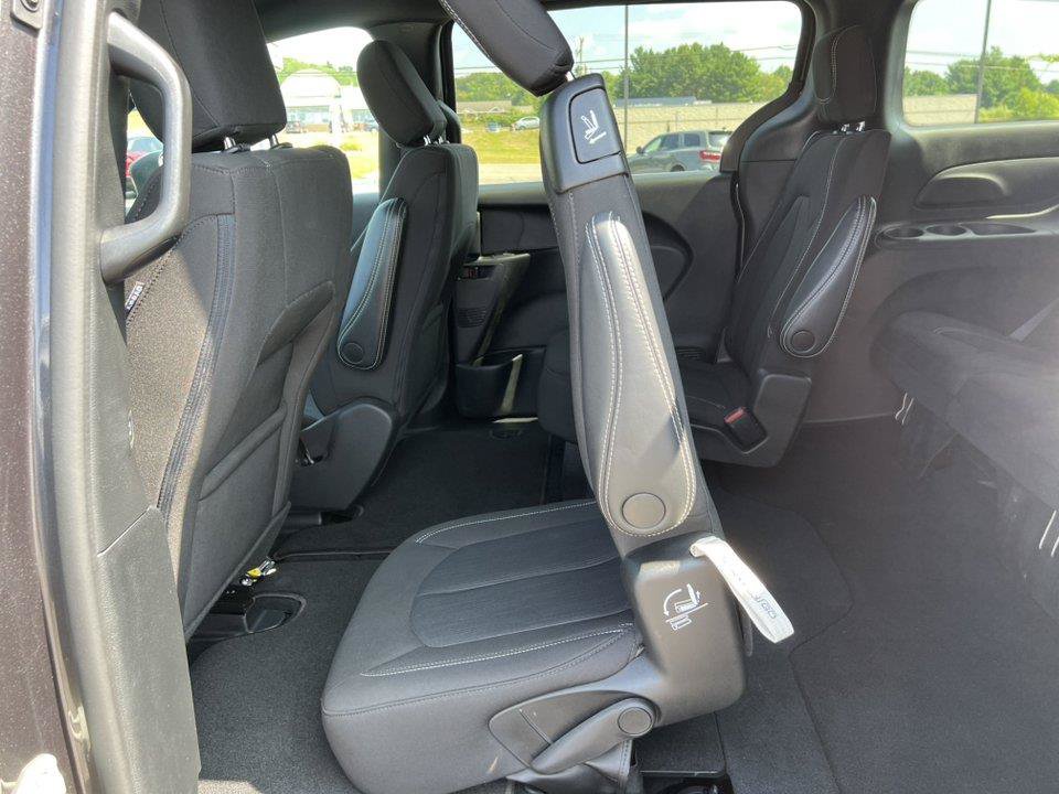 Used 2023 Chrysler Pacifica Touring FWD image 5
