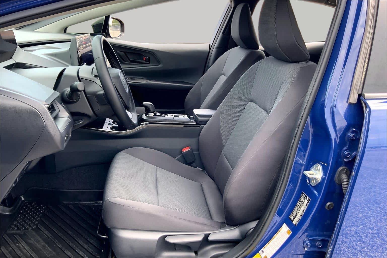 Used 2025 Toyota Prius LE FWD image 8