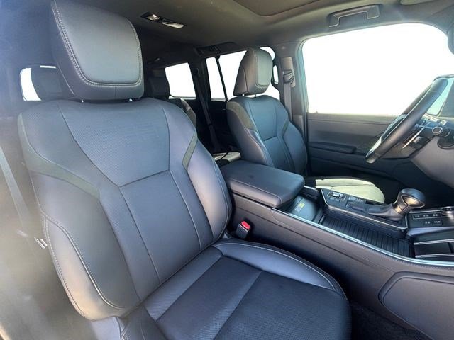 Used 2025 Lexus GX 550 w/ Accessory Package (CT) image 19