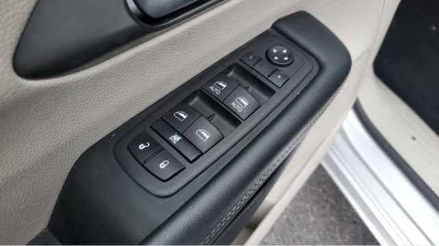 Used 2024 Chrysler Pacifica Touring-L FWD image 7