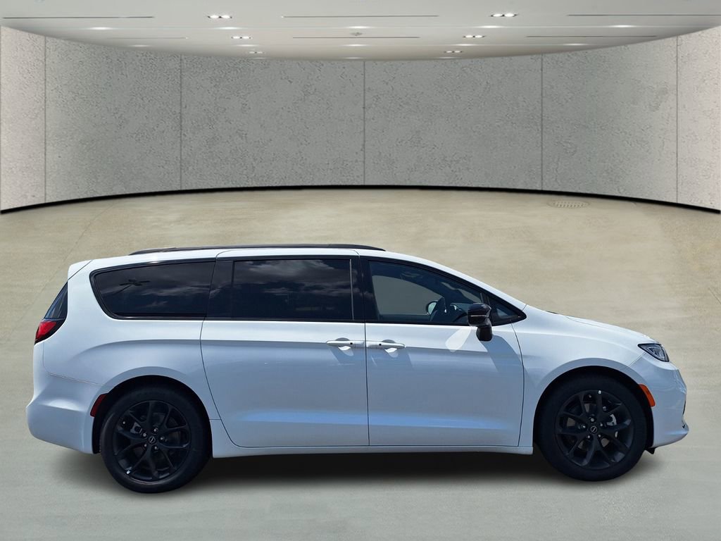 New 2026 Chrysler Pacifica Limited w/ S Appearance Package image 4