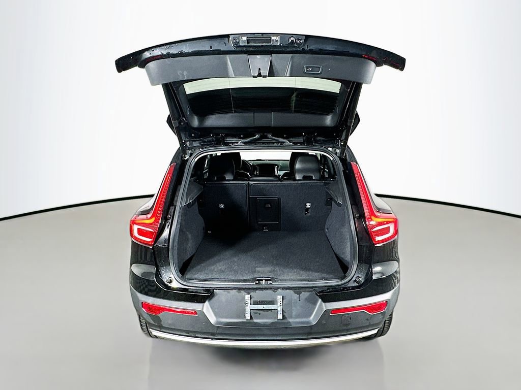 Used 2022 Volvo XC40 T4 Momentum image 28