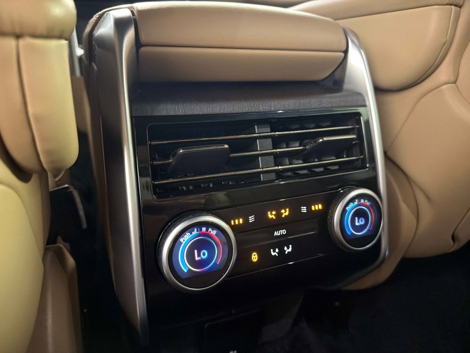 Used 2025 Land Rover Range Rover Long Wheelbase SE image 34