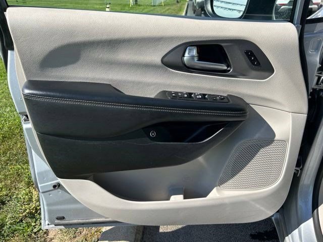 Used 2023 Chrysler Pacifica Touring-L FWD image 10