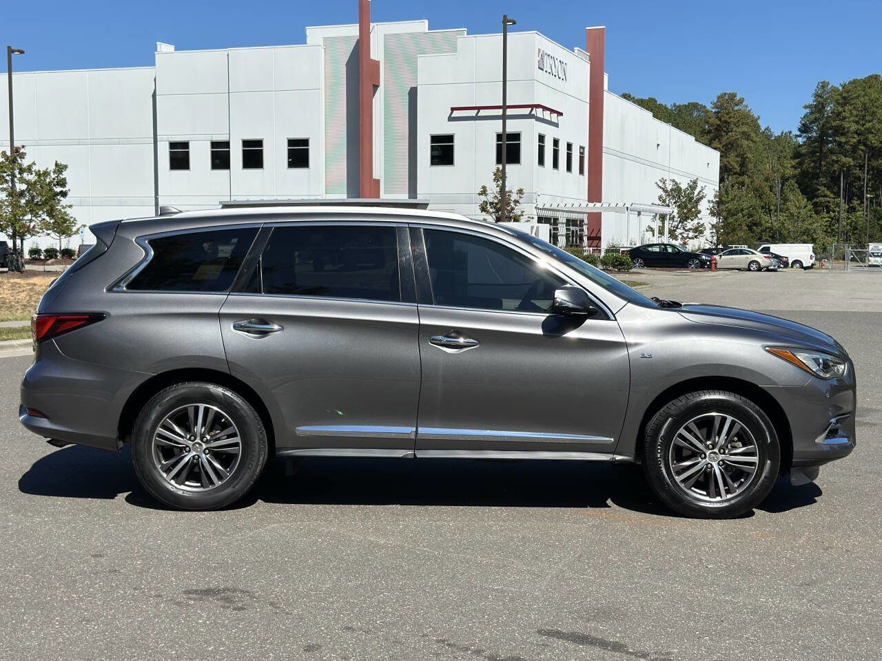 Used 2019 INFINITI QX60 Luxe w/ Essential Package image 12