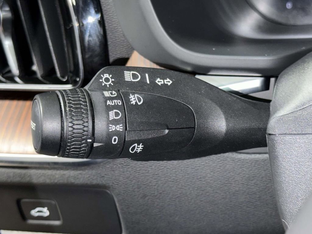 Used 2023 Volvo XC60 B5 Plus AWD/4WD image 28