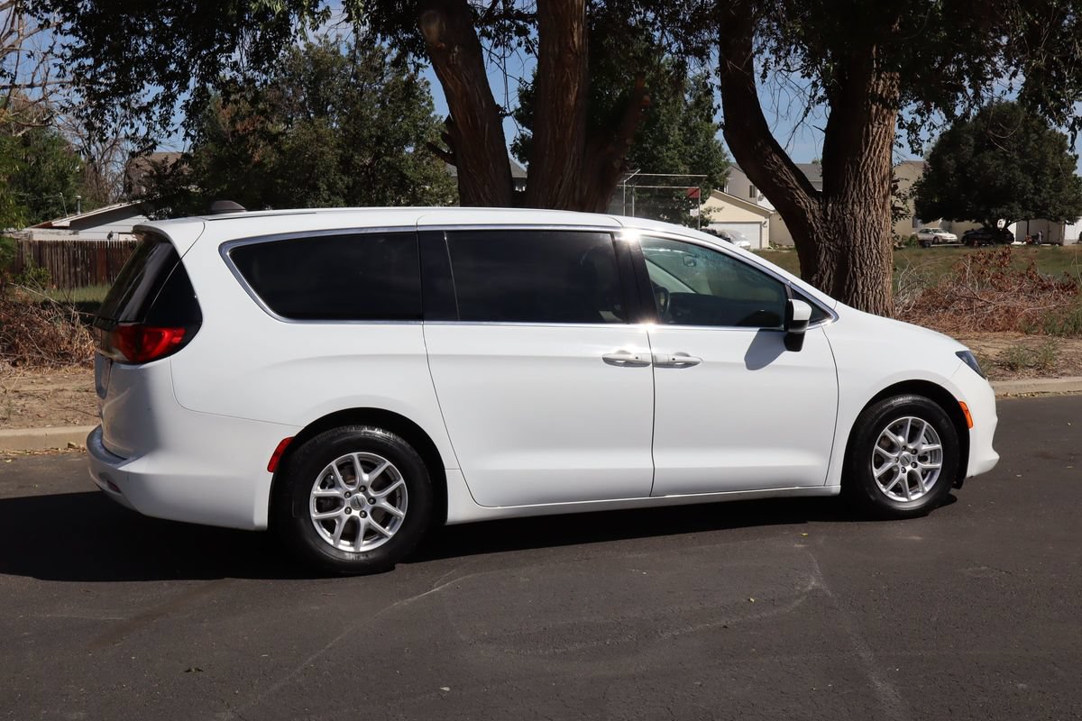 Used 2022 Chrysler Voyager LX FWD image 4