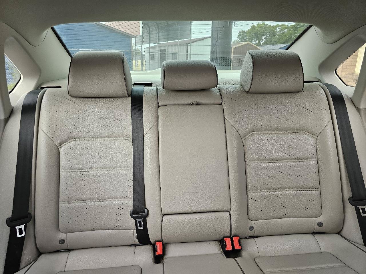 Used 2018 Volkswagen Passat 2.0T SE FWD image 15