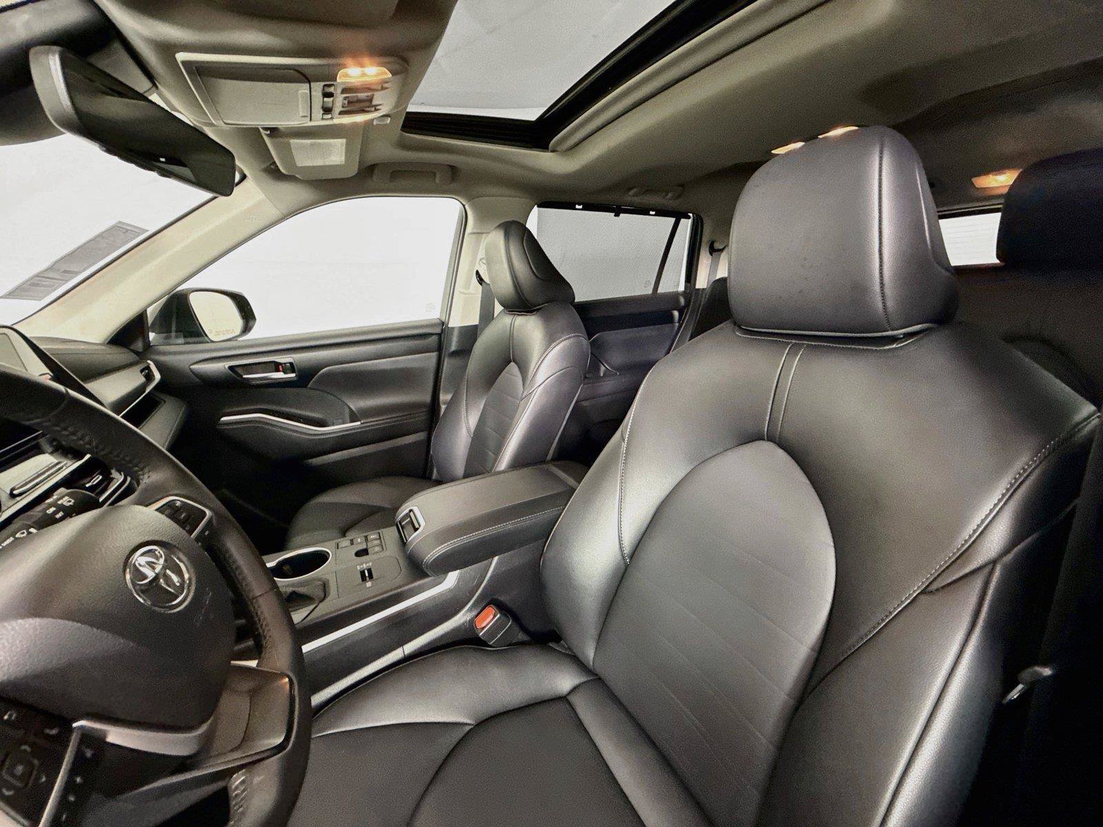 Certified 2025 Toyota Highlander XLE FWD image 3