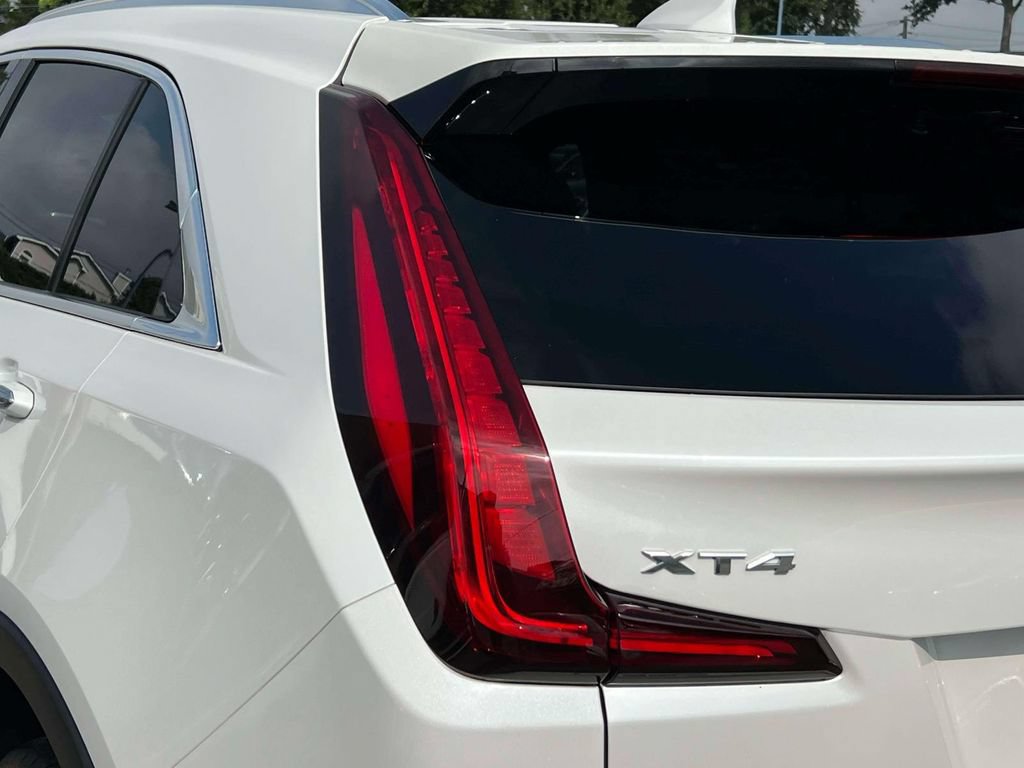 Used 2023 Cadillac XT4 Luxury w/ Cold Weather Package AWD/4WD image 10