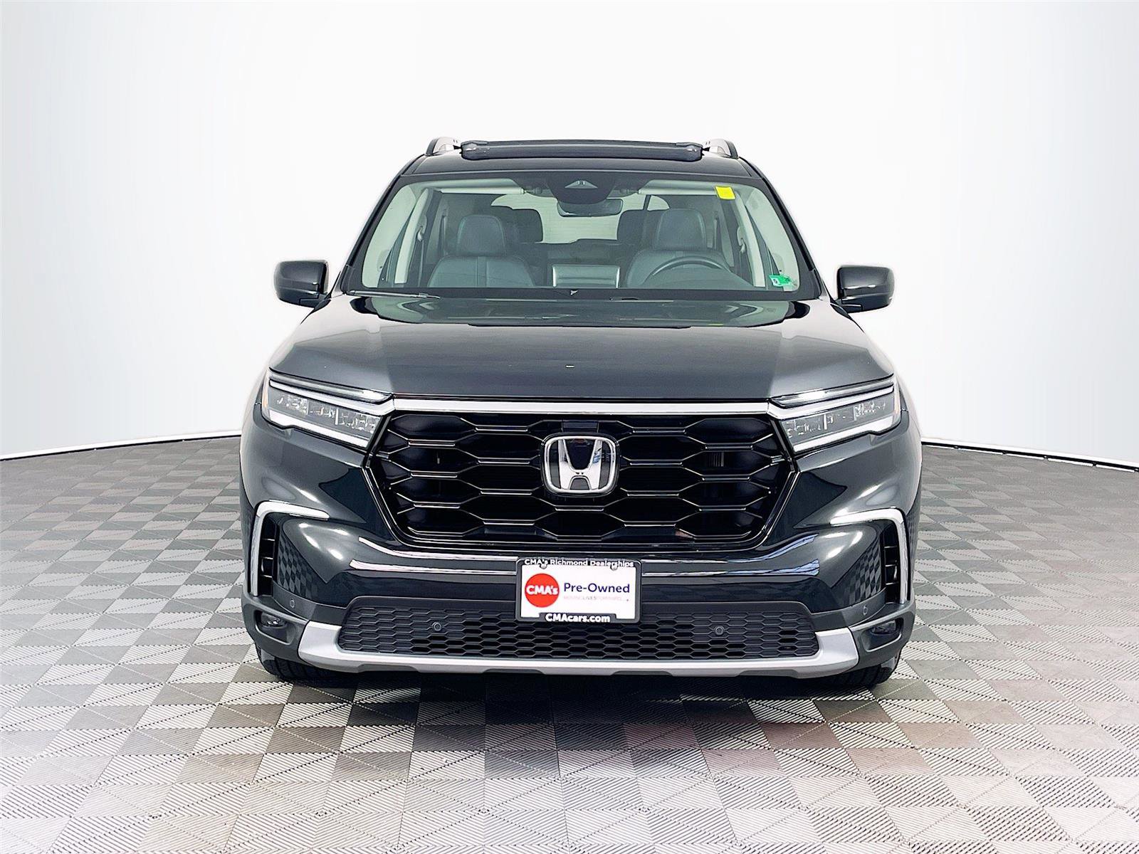 Used 2025 Honda Pilot Touring image 2