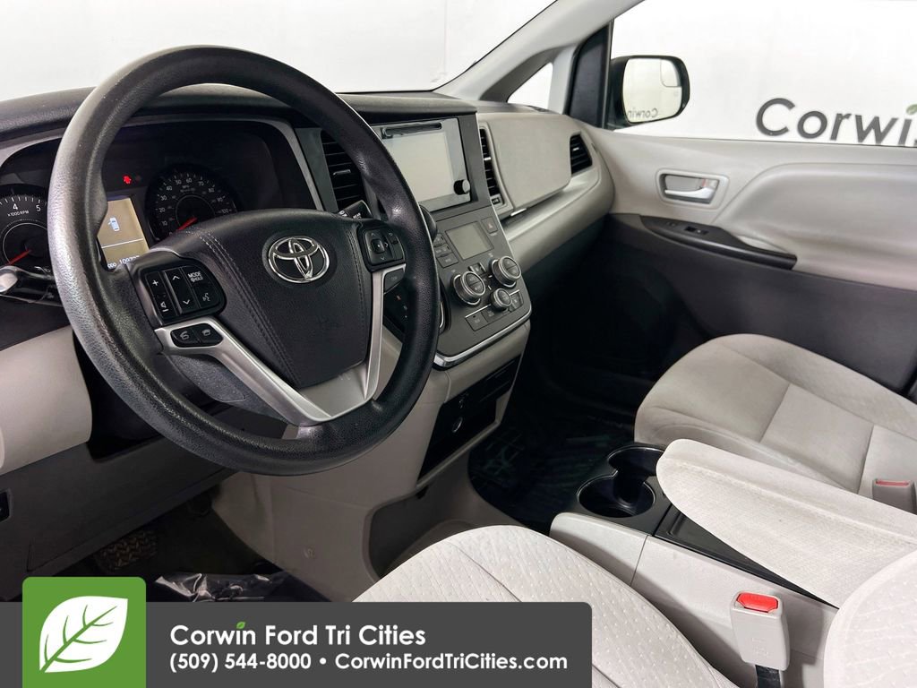 Used 2016 Toyota Sienna LE image 3