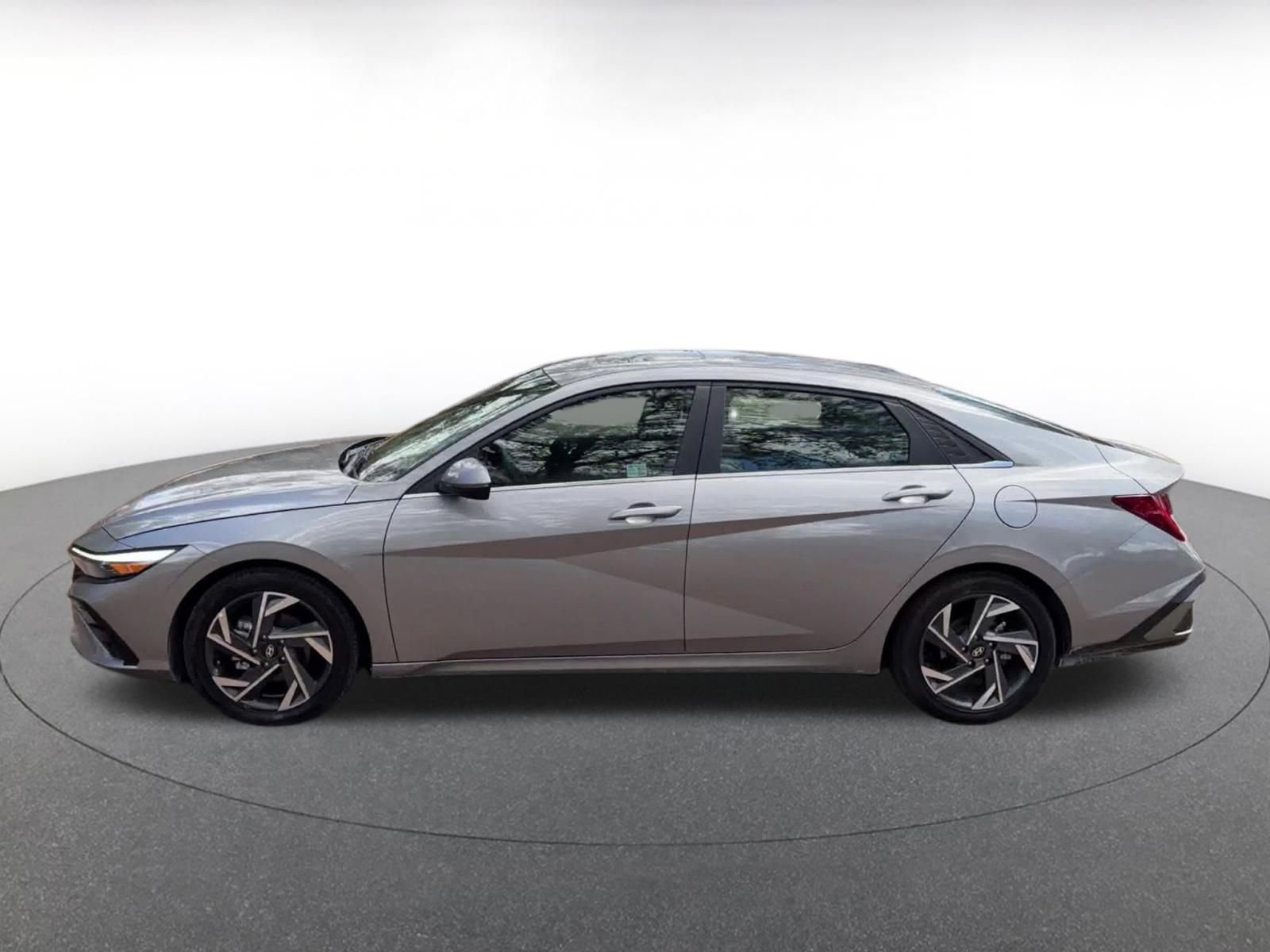 Used 2025 Hyundai Elantra Limited FWD image 9
