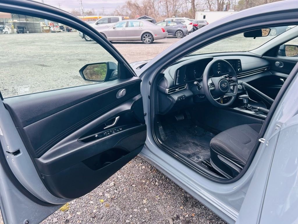 Used 2021 Hyundai Elantra SE image 17