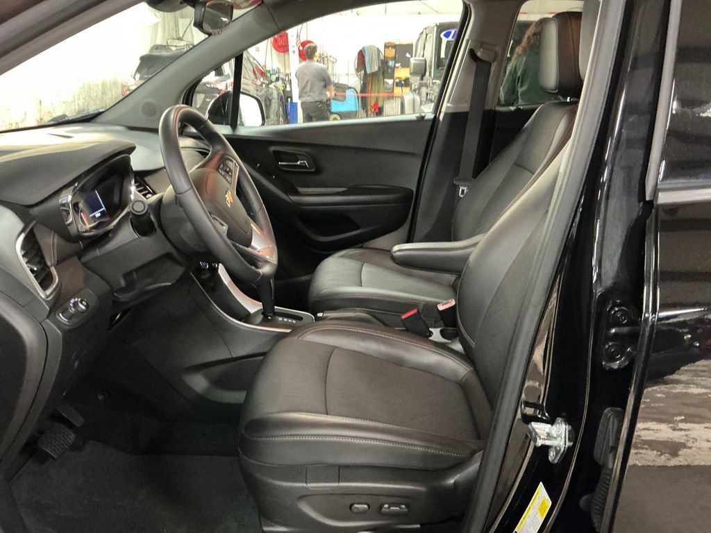 Used 2022 Chevrolet Trax LT w/ Midnight Edition AWD/4WD image 14