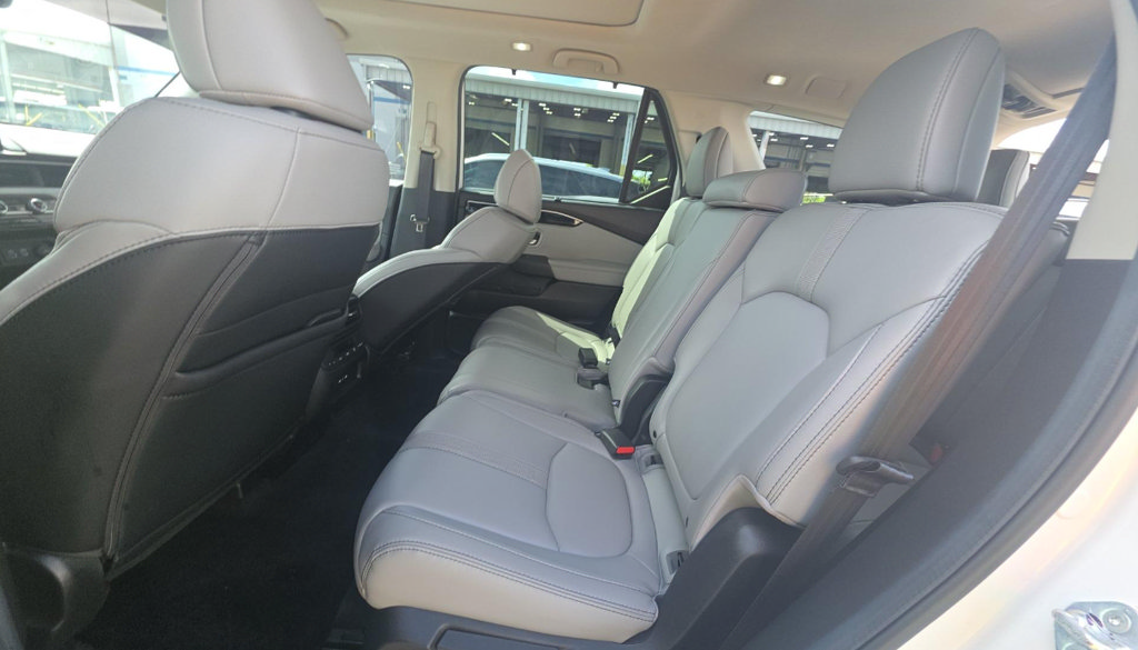 Used 2025 Honda Pilot Touring image 10