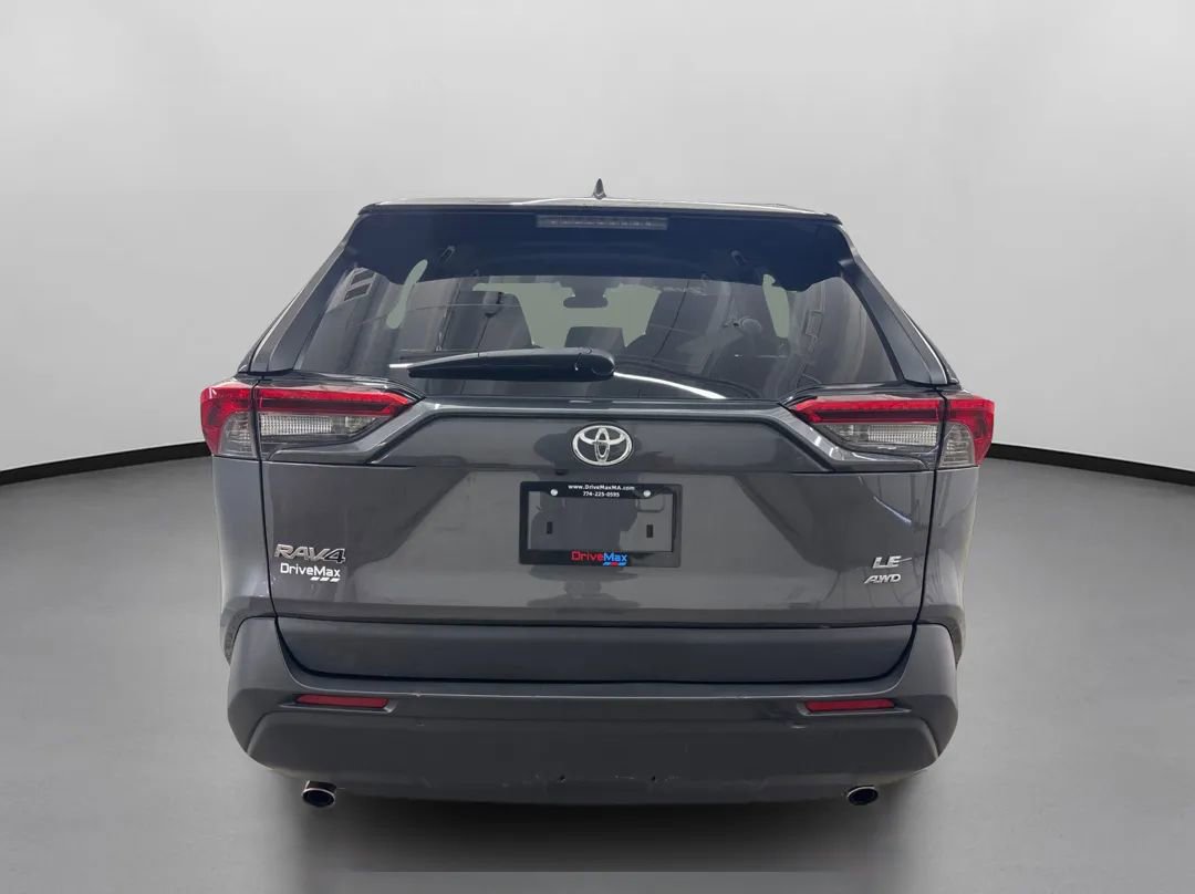 Used 2021 Toyota RAV4 LE image 8