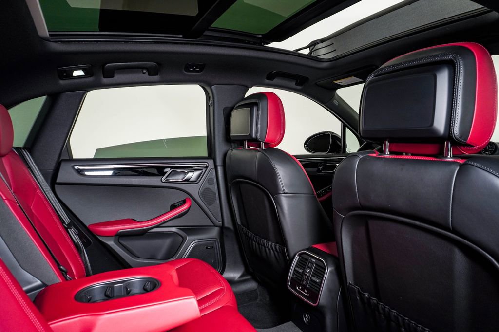 Certified 2025 Porsche Macan image 16