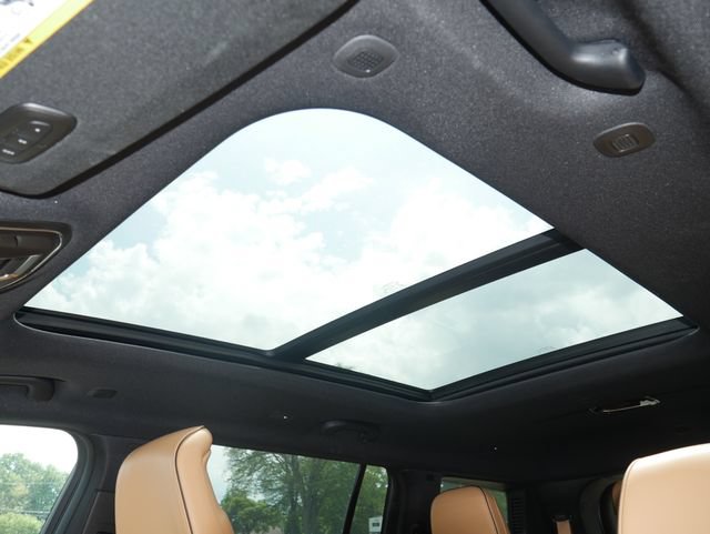 Used 2025 Jeep Grand Cherokee L Summit w/ Advanced Protech Group IV AWD/4WD image 3