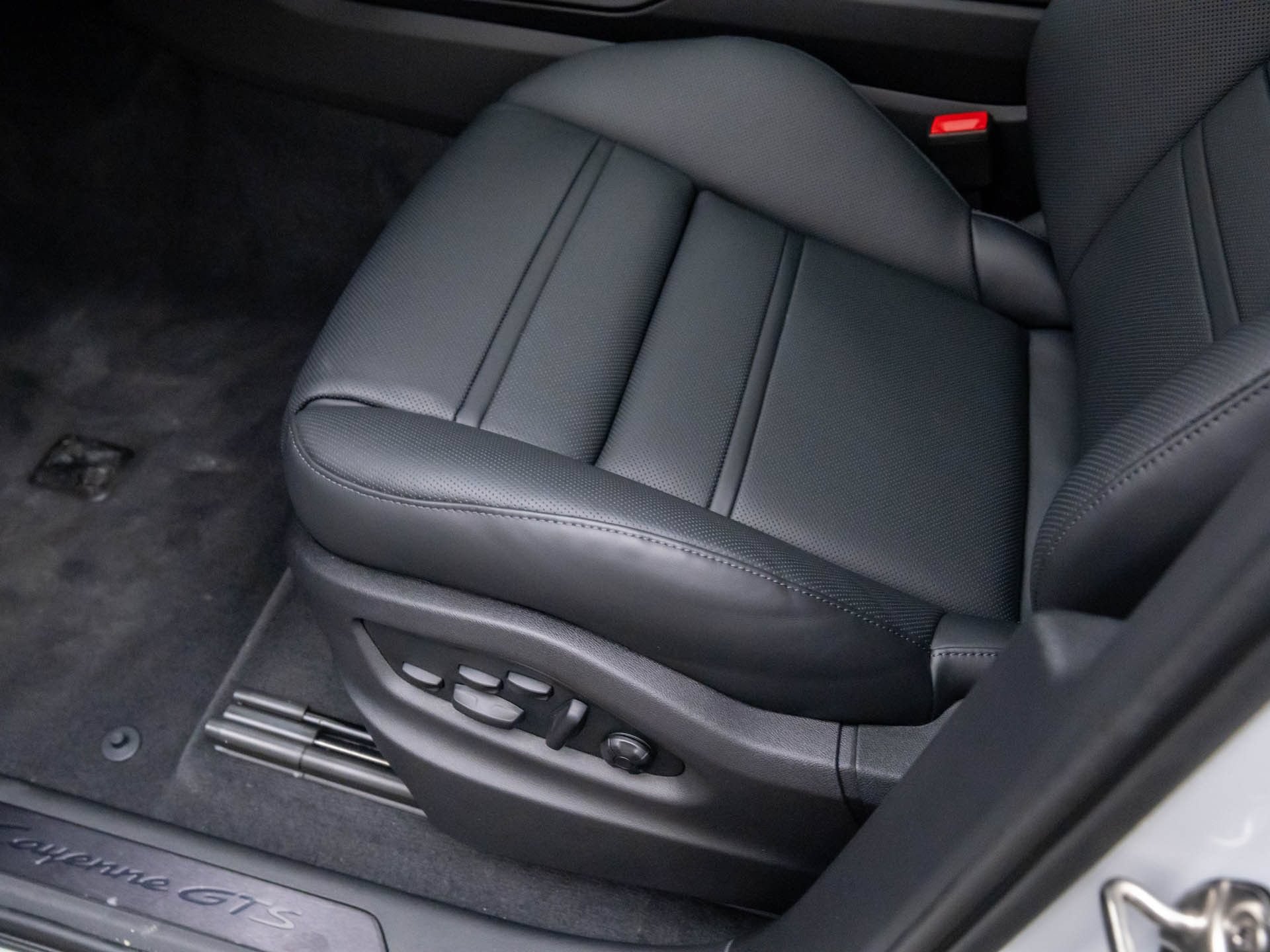 Used 2026 Porsche Cayenne GTS AWD/4WD image 16