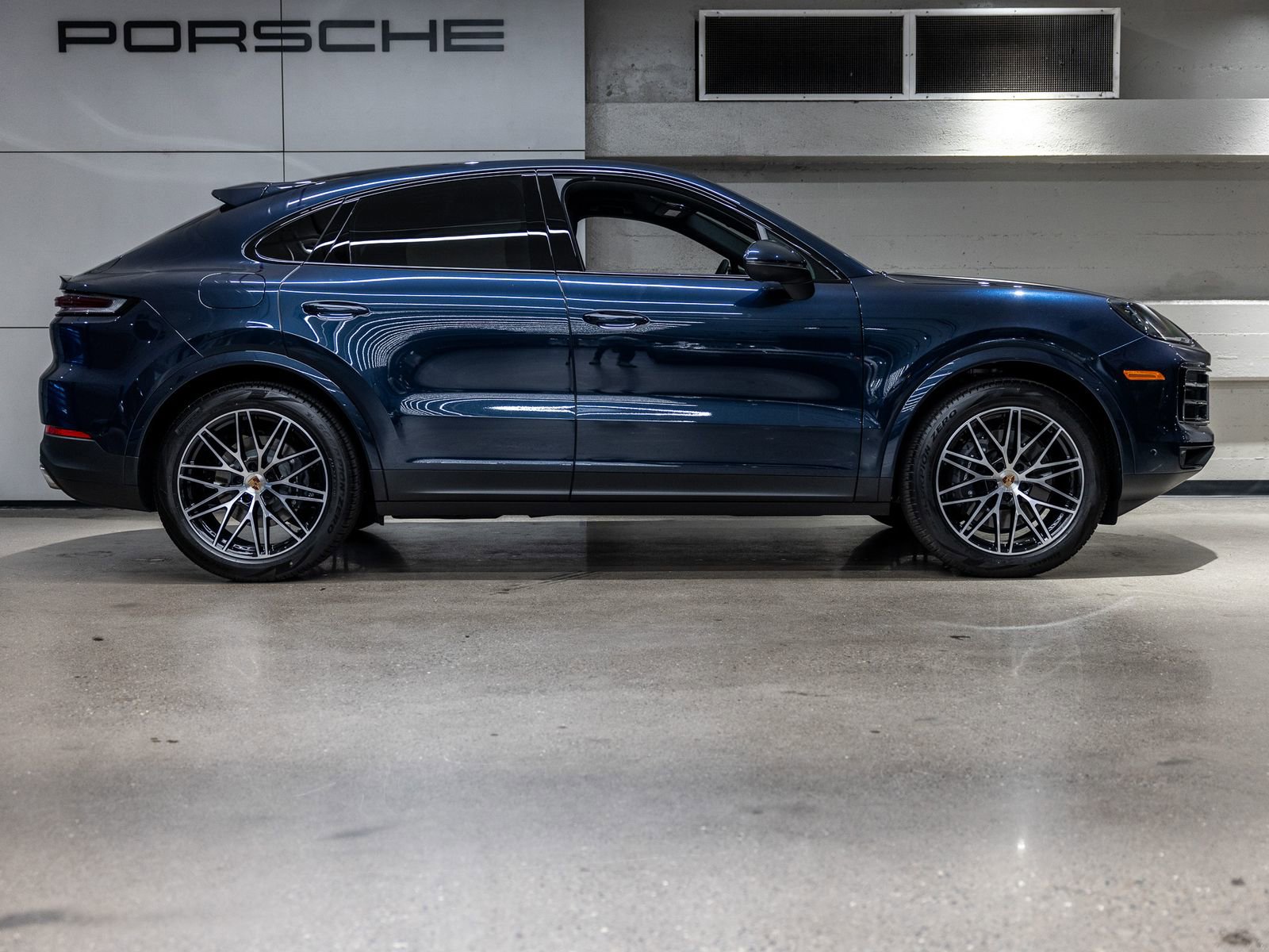 Certified 2025 Porsche Cayenne Coupe image 9