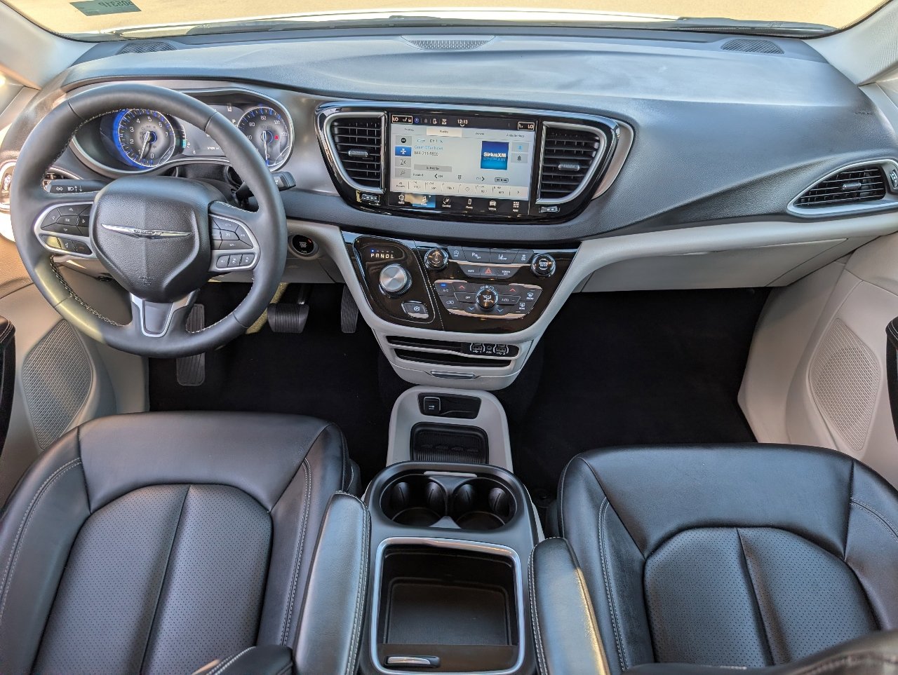 Used 2024 Chrysler Pacifica Touring-L image 4