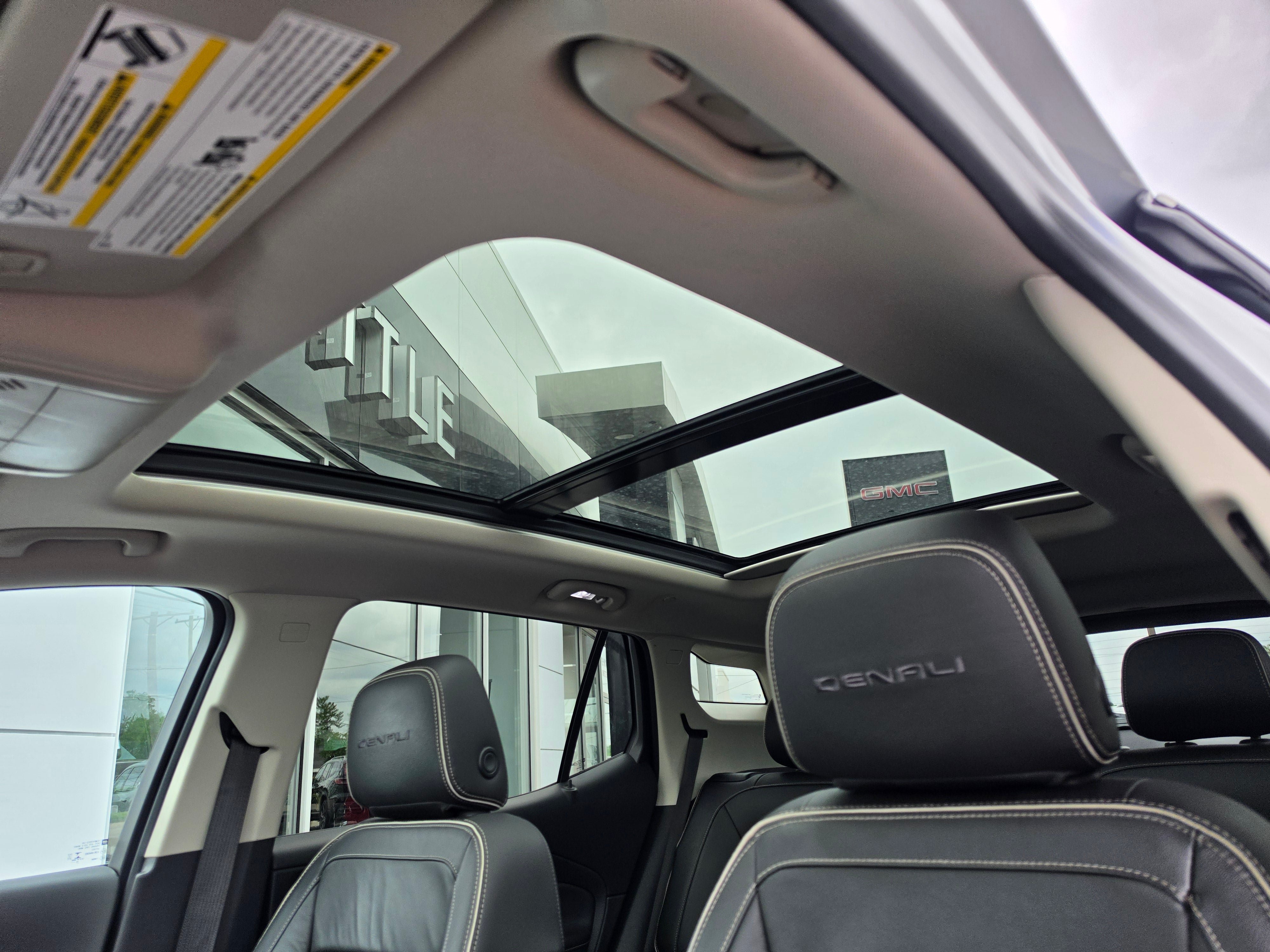 Used 2020 GMC Terrain Denali w/ Denali Premium Package FWD image 12
