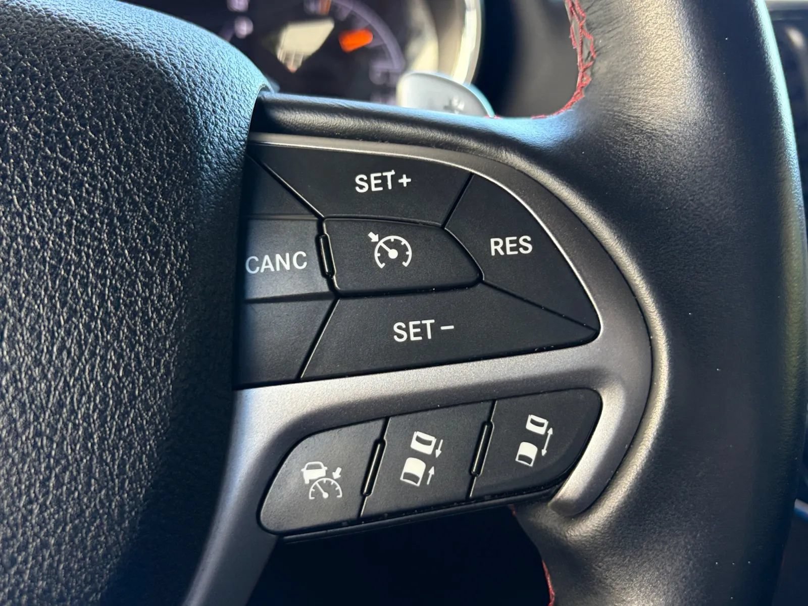 Used 2017 Jeep Grand Cherokee Trailhawk w/ Trailhawk Luxury Group AWD/4WD image 31
