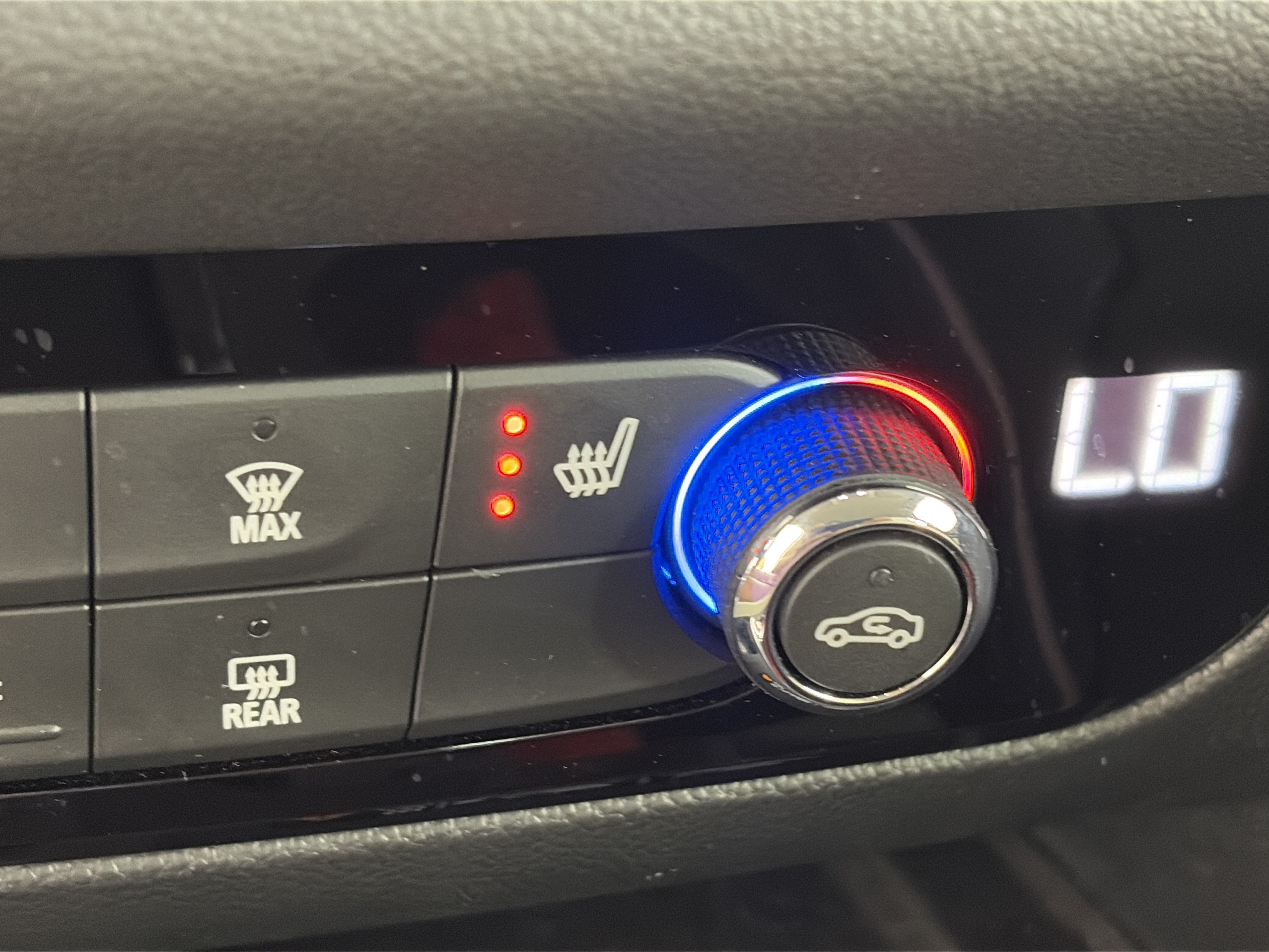 Used 2024 Buick Enclave Essence FWD image 25