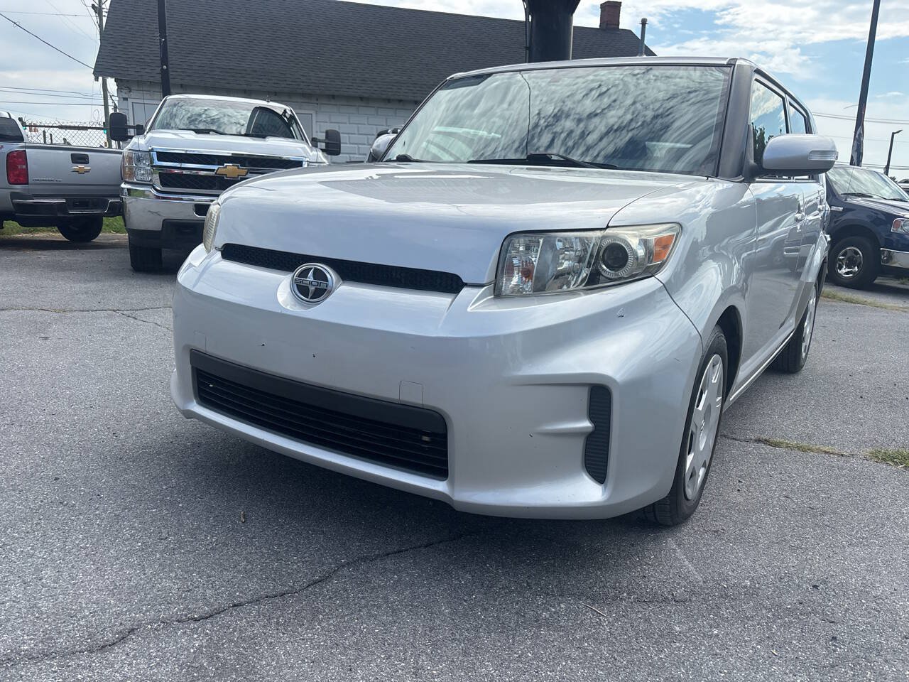 Used 2011 Scion xB FWD image 1