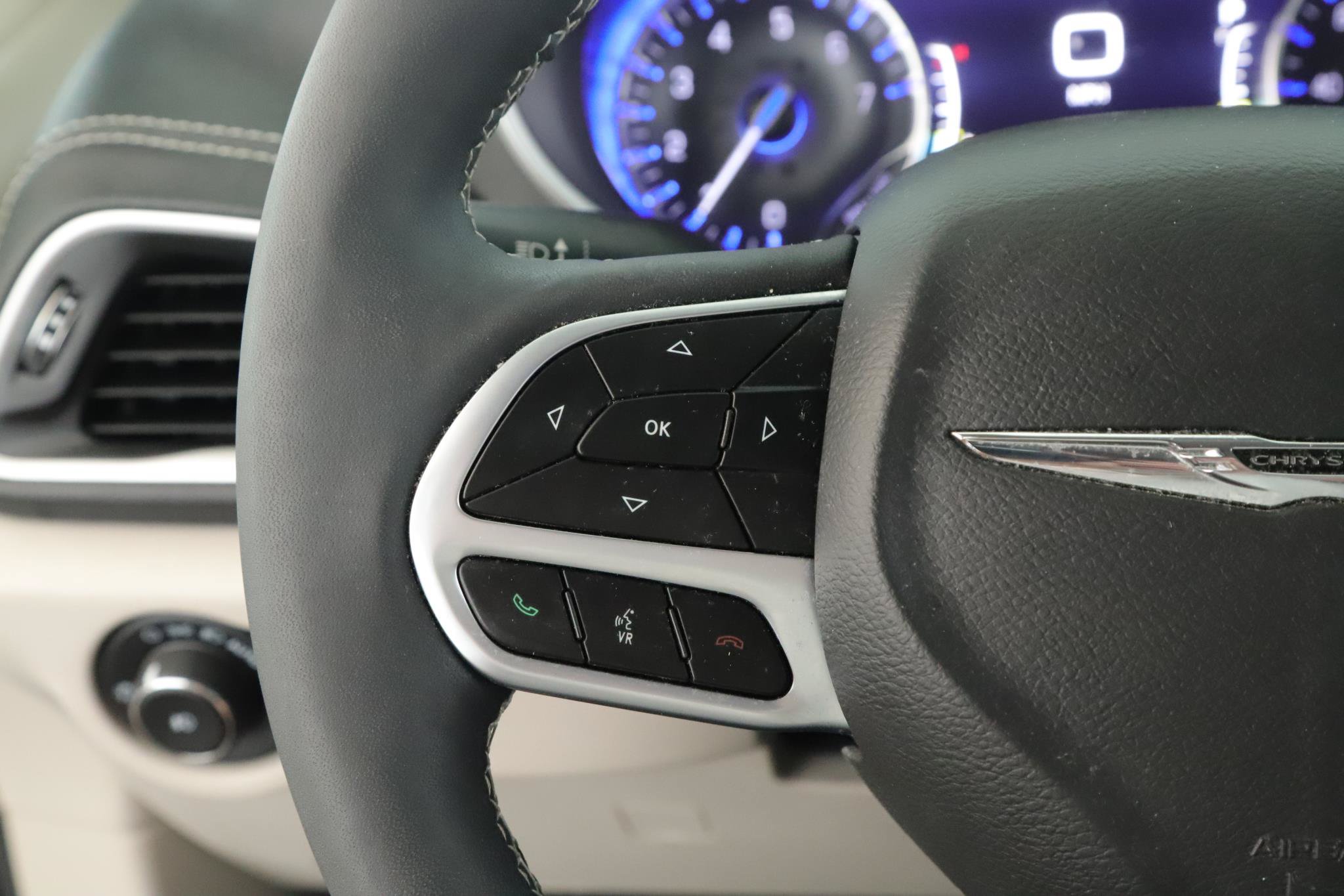 Used 2022 Chrysler Pacifica Touring-L AWD/4WD image 10