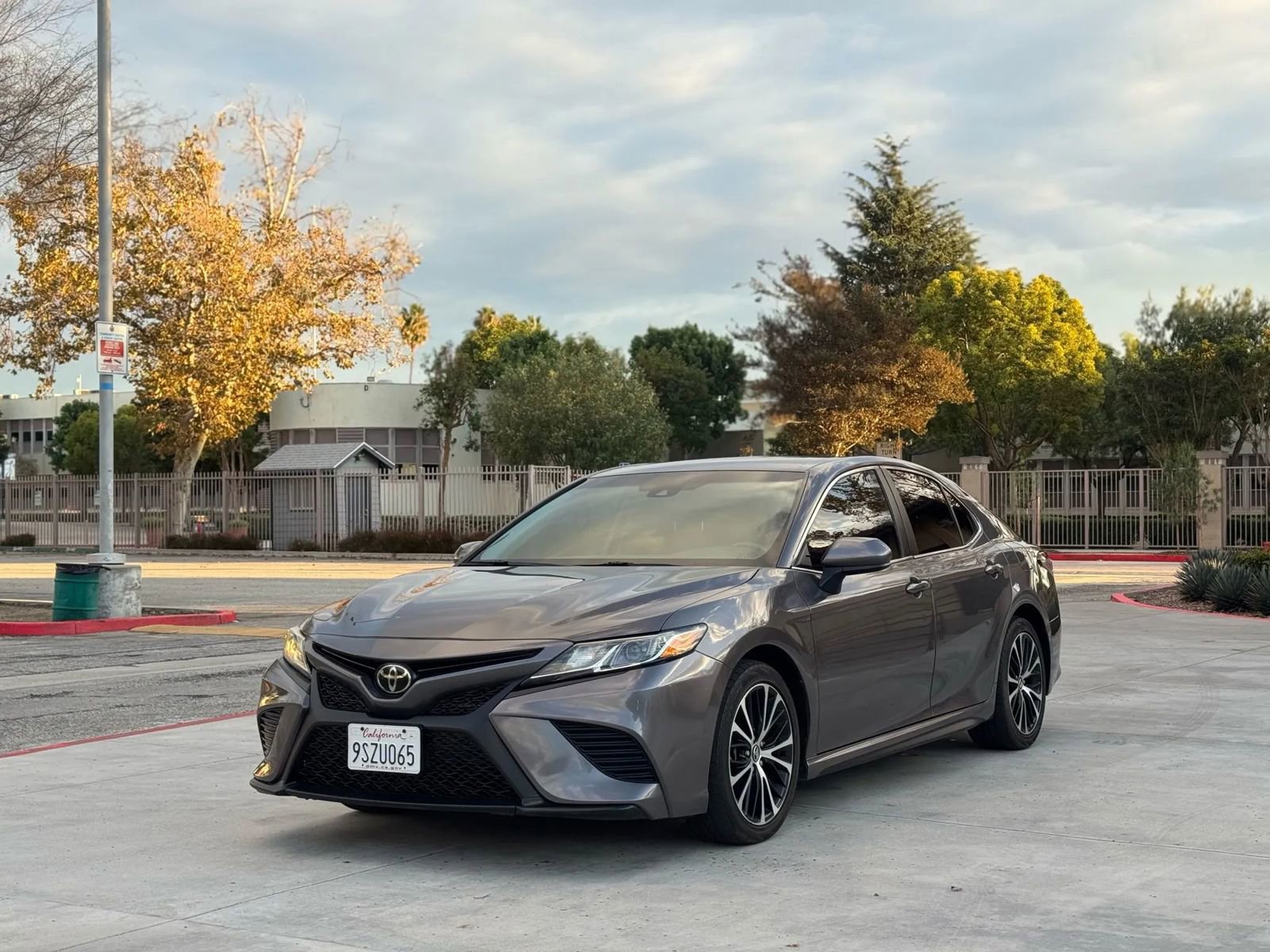 Used 2020 Toyota Camry SE image 3