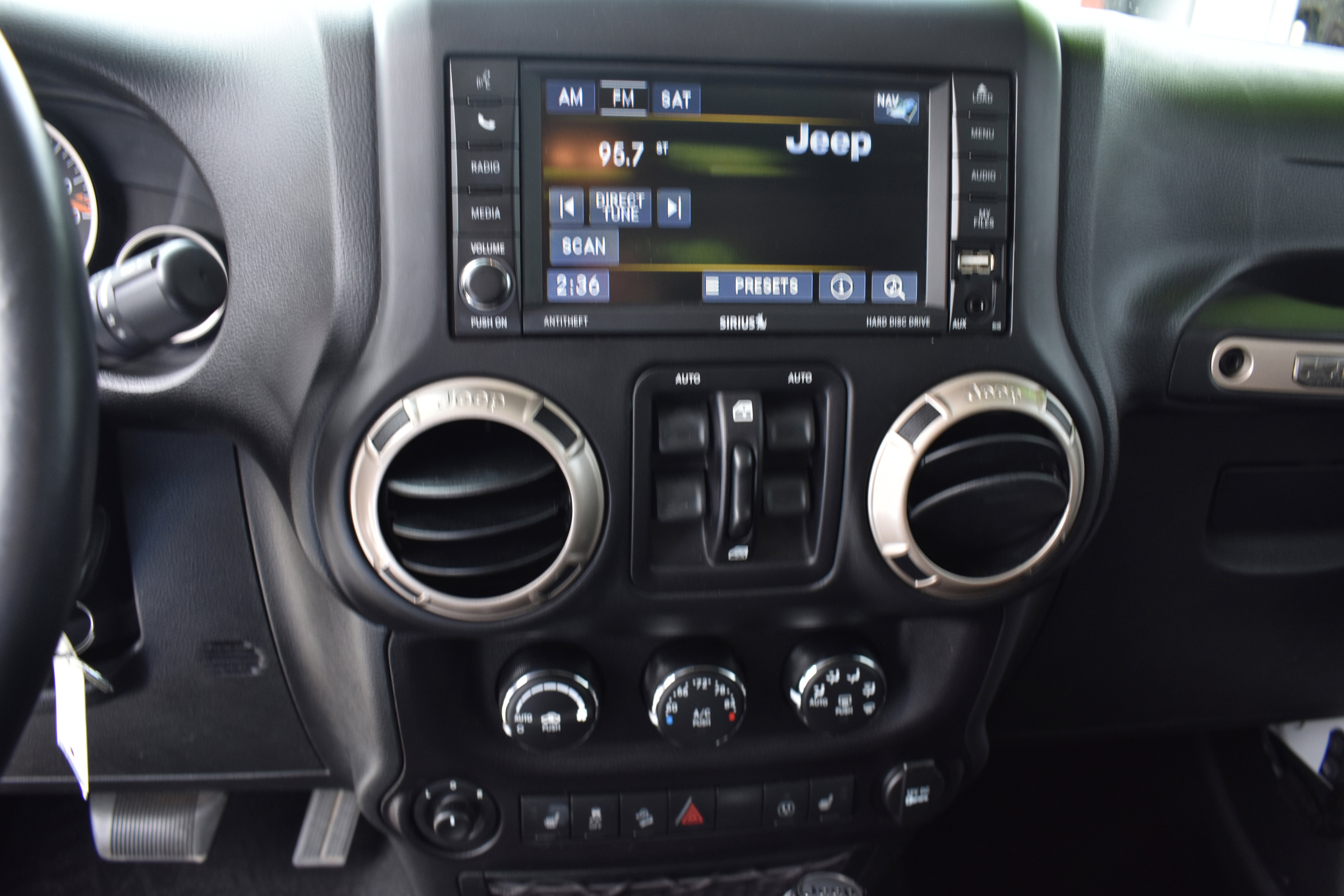 Used 2016 Jeep Wrangler Unlimited Sahara image 18