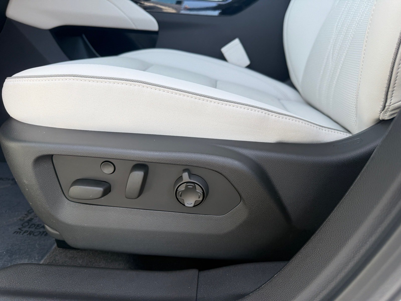 Used 2025 Buick Envision Avenir AWD/4WD image 10