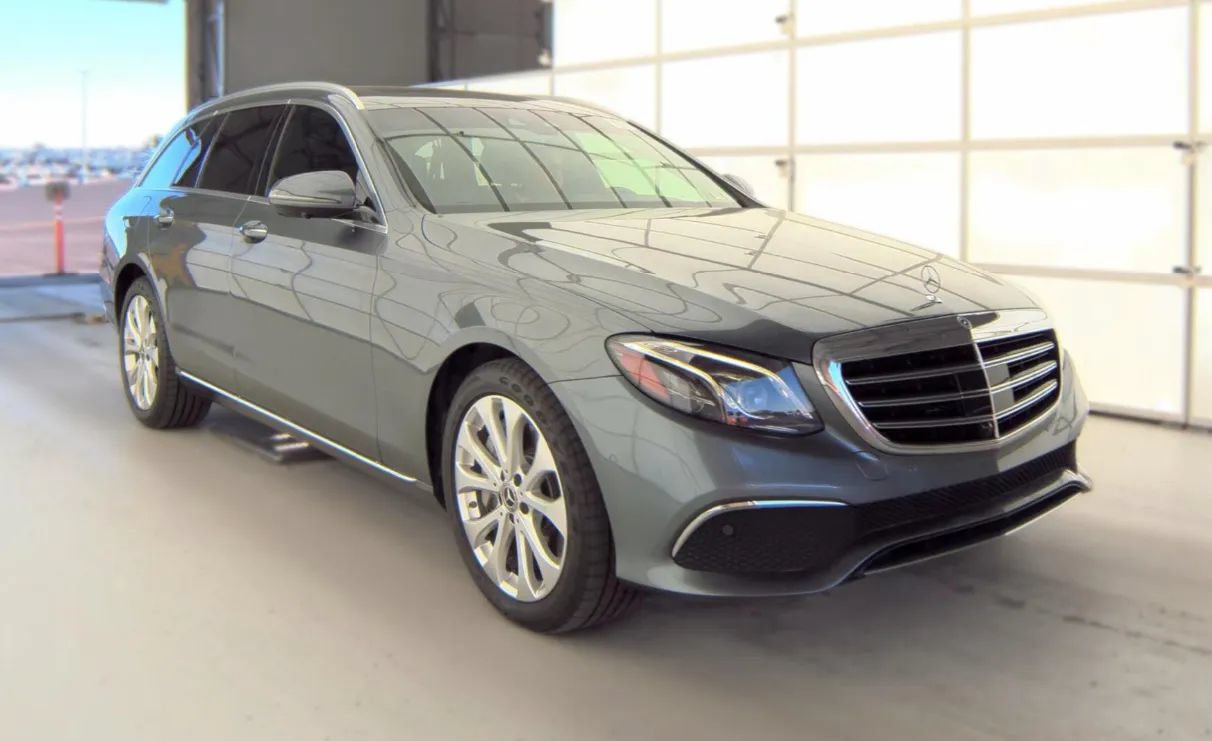 Used 2018 Mercedes-Benz E 400 4MATIC Wagon w/ Premium 3 Package image 2