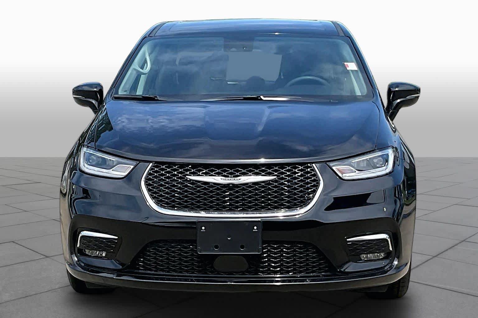 Certified 2024 Chrysler Pacifica Touring-L FWD image 4