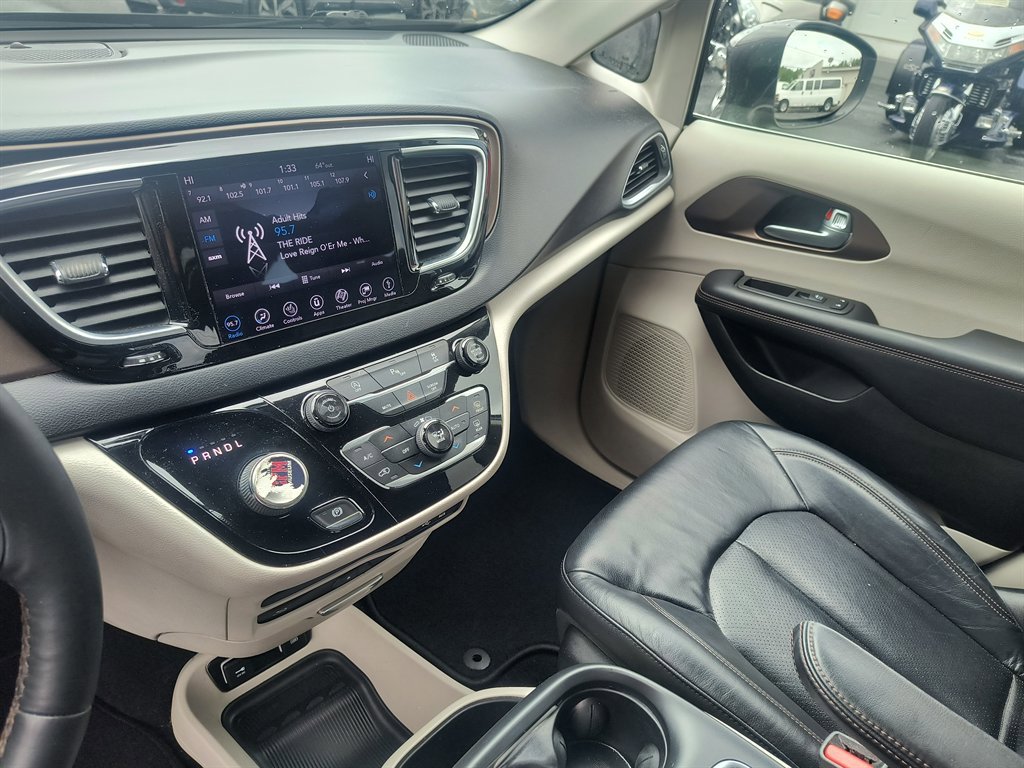 Used 2018 Chrysler Pacifica Touring-L Plus FWD image 17