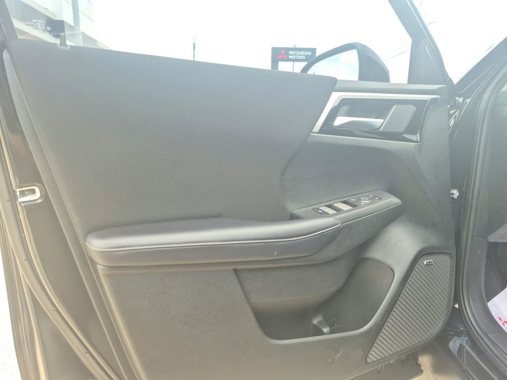 Used 2025 Mitsubishi Outlander ES image 15