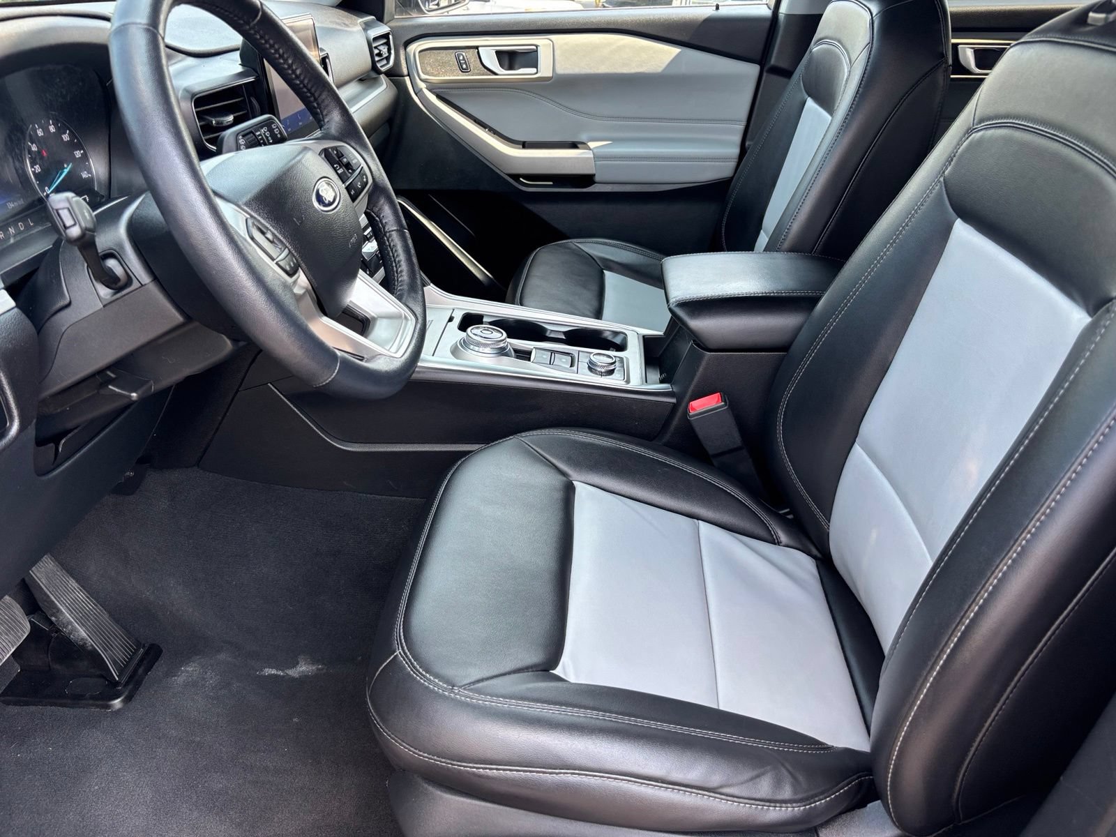 Used 2023 Ford Explorer XLT w/ Equipment Group 202A AWD/4WD image 15