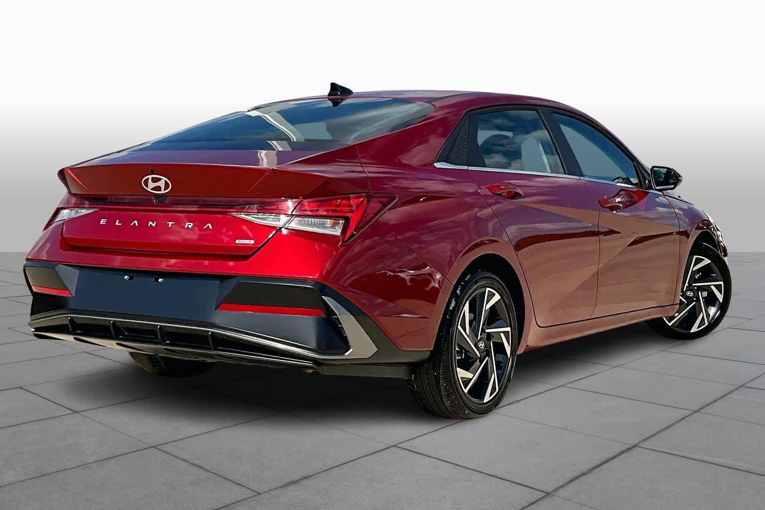 Certified 2025 Hyundai Elantra Limited FWD image 13