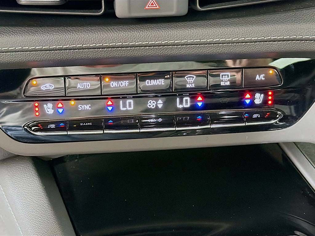 Used 2023 Buick Envision Avenir AWD/4WD image 43