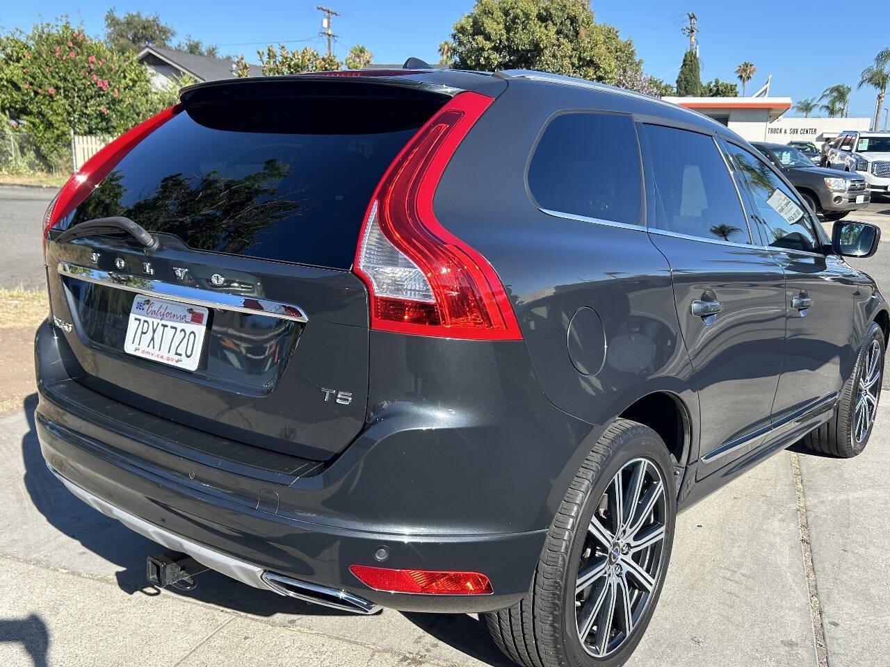 Used 2016 Volvo XC60 T5 Premier w/ Proximity Package FWD image 10