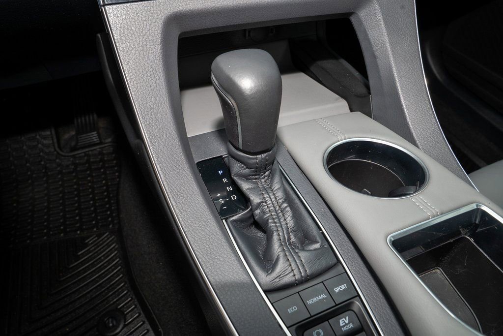 Certified 2021 Toyota Avalon XLE w/ Moonroof Package image 17