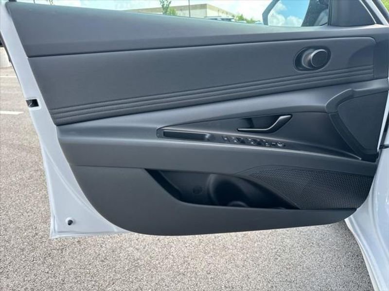 New 2025 Hyundai Elantra SEL image 17