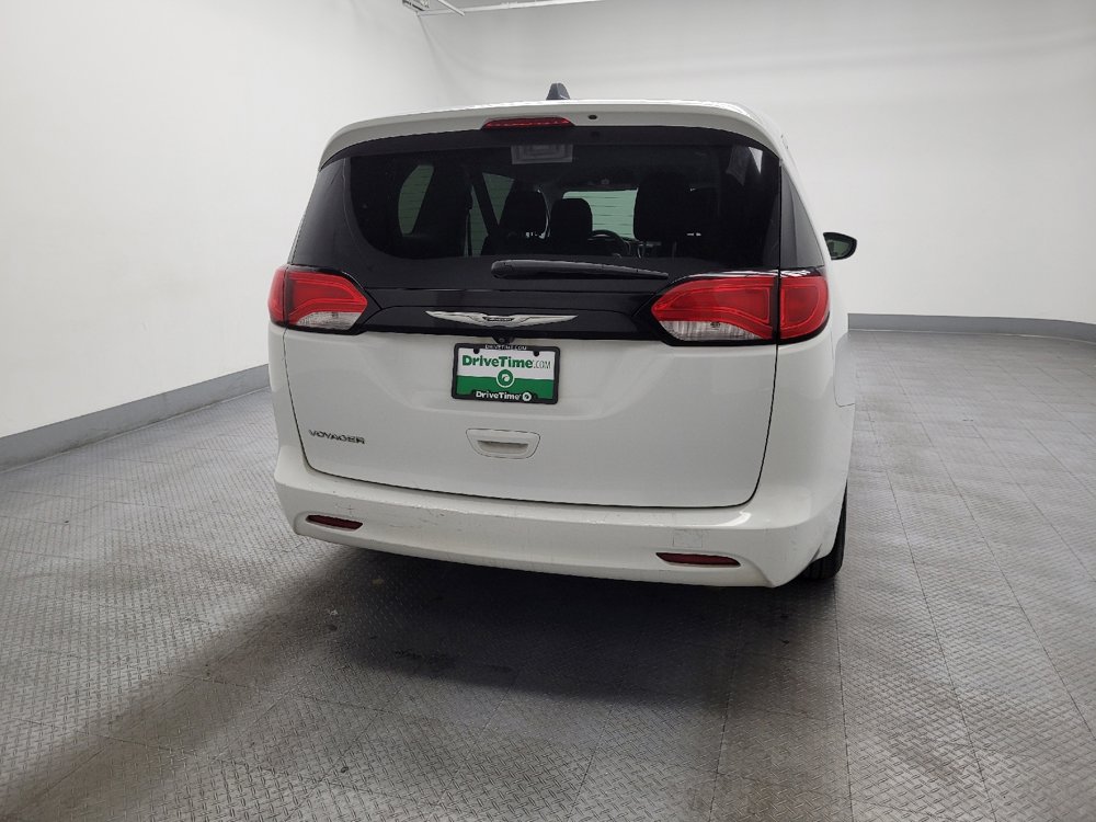 Used 2022 Chrysler Voyager LX image 7